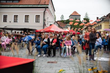 Presenetljiv odziv ob prvem dnevu praznovanja 50. Dnevov narodnih noš in oblačilne dediščine v Kamniku (2)